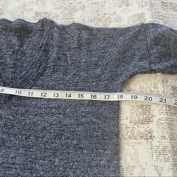 J Crew blue V neck sweater 55% merino wool 46% linen slits on side size XS - Picture 3 of 7